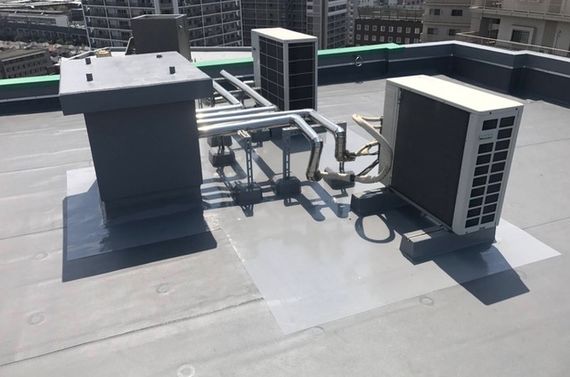 住宅工事をしている人